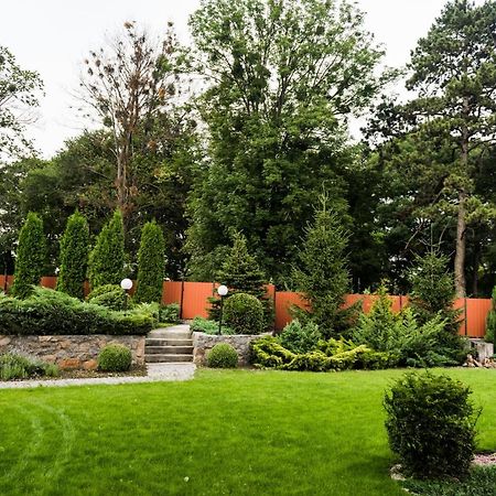 Golden Park Apartments Uman Bagian luar foto
