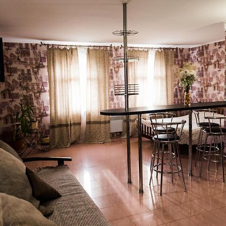 Golden Park Apartments Uman Bagian luar foto