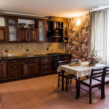 Golden Park Apartments Uman Bagian luar foto