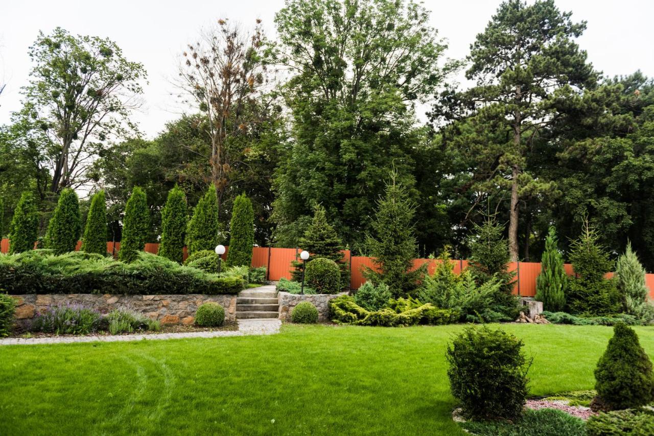 Golden Park Apartments Uman Bagian luar foto