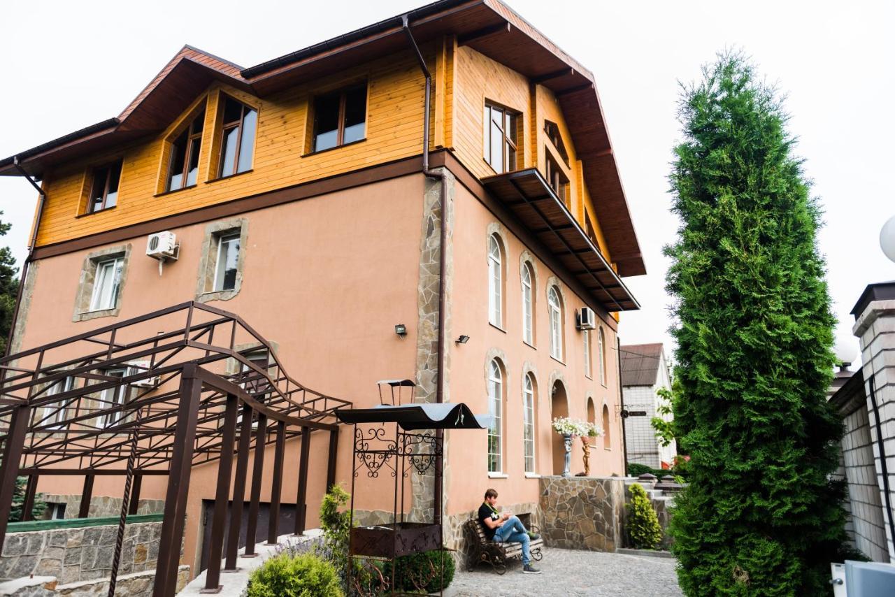 Golden Park Apartments Uman Bagian luar foto