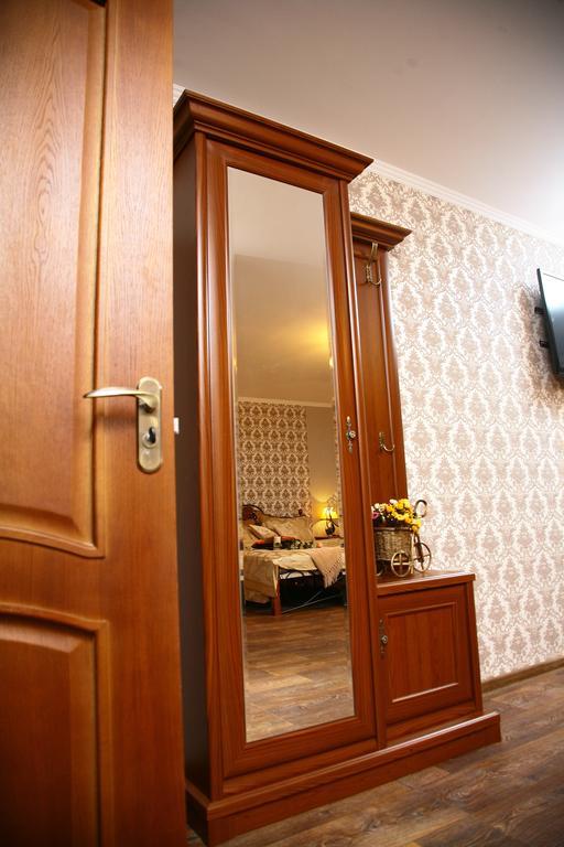 Golden Park Apartments Uman Bagian luar foto