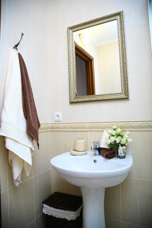 Golden Park Apartments Uman Bagian luar foto