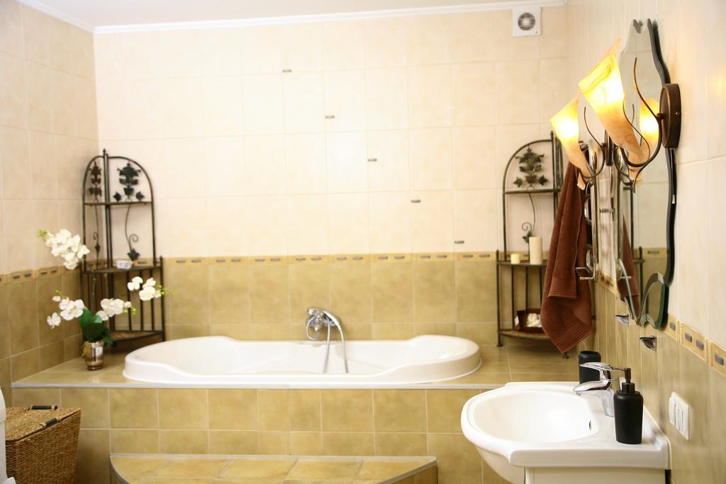 Golden Park Apartments Uman Bagian luar foto