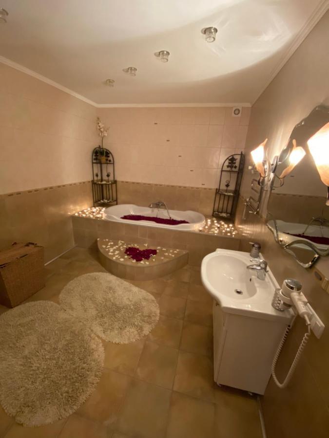 Golden Park Apartments Uman Bagian luar foto